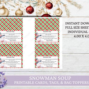 Puede incluir: Tarjetas, etiquetas y adornos para bolsas imprimibles con una receta de sopa de mu&ntilde;eco de nieve. Las tarjetas tienen un fondo a cuadros rojo y verde con un borde blanco. El texto en las tarjetas dice "Sopa de mu&ntilde;eco de nieve".