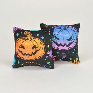 1:6 Maßstab Puppenhaus Halloween Dekokissen. Miniatur Kissen. Perfekt für 30-30 cm Puppen.