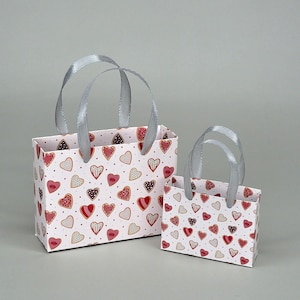 Sacchetto regalo in carta per bambole in scala 1:6. Sacchetti regalo in miniatura. San Valentino con case delle bambole.
