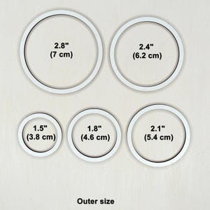 May include: Five white wooden circles of different sizes. The circles are labelled with their outer diameter in inches and centimetres. The text "Outer size" is printed below the circles.