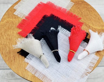 Juego de 4 servilletas en miniatura para casa de muñecas a escala 1:6. Aptas para muñecas de 30 cm (12 pulgadas).