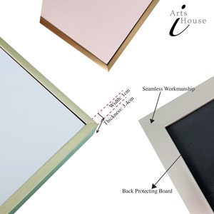K&ouml;nnte beinhalten: Nahaufnahme von gerahmter Kunst mit einem goldfarbenen Rahmen. Die Rahmenbreite betr&auml;gt 1 cm, die Dicke 3,4 cm. Das Bild zeigt die Ecke des Rahmens und die R&uuml;ckwand. Der Text "Seamless Workmanship" ist sichtbar.