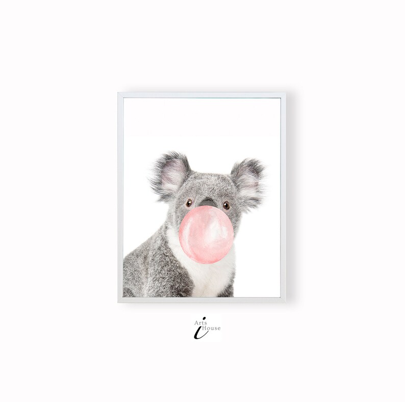 K&ouml;nnte beinhalten: Ein gerahmter Druck mit einer Aquarellillustration eines Koalas mit einer rosa Kaugummiblase. Der Koala ist grau mit flauschigen Ohren und einer wei&szlig;en Brust. Der Druck ist in einem wei&szlig;en Rahmen.