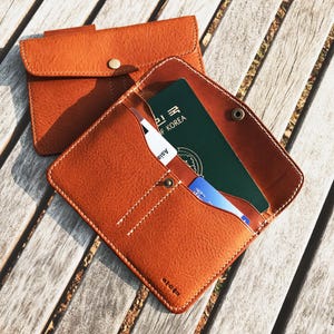 Funda para pasaporte - Cartera para pasaporte - Cartera de piel curtida vegetal - Cartera de piel cosida a mano - Personalización