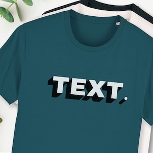 Könnte beinhalten: Ein blaues T-Shirt mit dem Wort "TEXT" in weißen Buchstaben mit schwarzen Umrissen.