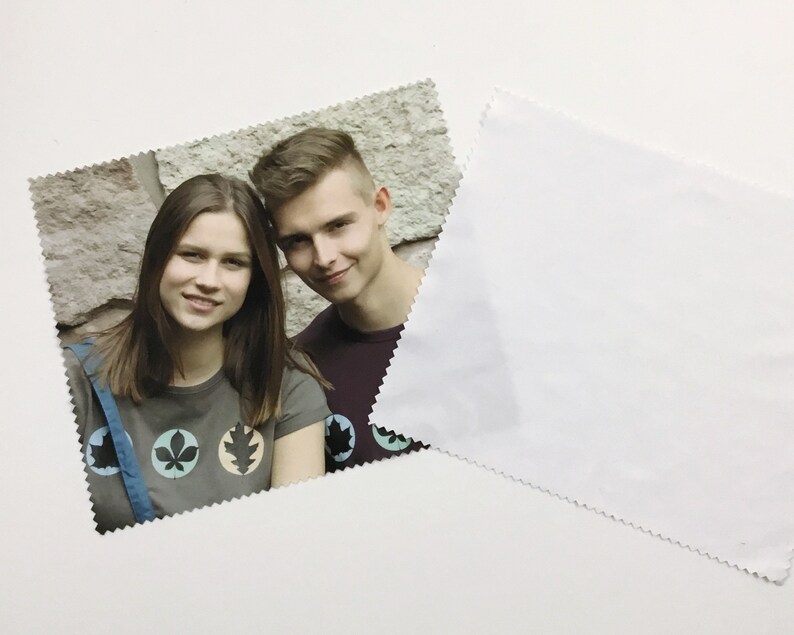 Pode incluir: Uma foto de duas pessoas, um homem e uma mulher, sorrindo para a c&acirc;mera. A mulher est&aacute; vestindo uma camiseta cinza com um desenho de tr&ecirc;s folhas em c&iacute;rculos. O homem est&aacute; vestindo uma camiseta vinho.