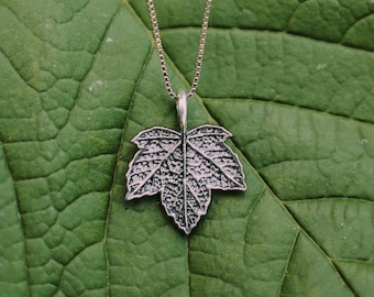 Ketting geoxideerd esdoornblad – sterlingzilver, botanische sieraden, symbolisch natuurcadeau