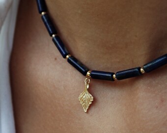 Nacht in het bos-ketting – lapis lazuli-hanger met bladzilver of bladgoud, verstelbare gepersonaliseerde botanische sieraden