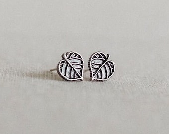 Kleine sterlingzilveren oorknopjes met lindeblad • Botanische sieraden cadeau • Geoxideerde natuuroorbellen • Slavische symboliek voor haar