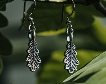 Rustieke oorbellen met eikenblad – handgemaakte sterlingzilveren hangers, natuurlijk botanisch ontwerp, minimalistische natuursieraden