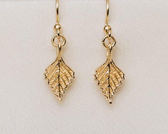 Vergulde oorbellen berkenblad • Handgemaakt sterlingzilver • Op de natuur geïnspireerde sieraden • Lichtgewicht stekers • Perfect cadeau voor haar