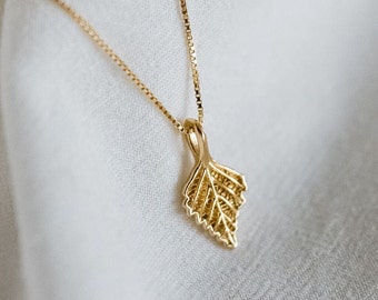 Dubbelzijdige berkenbladketting – 18 kt verguld sterlingzilver, botanische hanger met schorstextuur, minimalistische sieraden