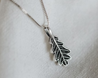 Handgemaakte eikenbladhanger – geoxideerd zilver, botanische aandenkenketting, betekenisvol cadeau voor haar