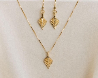 Sieradenset met gouden berkenblad – 18 kt verguld sterlingzilver, getextureerde botanische hanger en oorbellen, op de natuur geïnspireerde aandenken