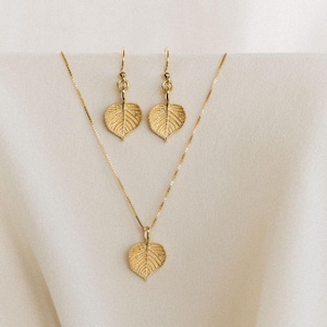 Goldene Linde: Handgefertigtes Schmuckset mit einem herzförmigen Blatt-Motiv, das die Schönheit und weibliche Stärke der Natur symbolisiert
