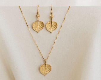 Golden Linden: handgemaakte sieradenset met hartvormig bladmotief, symboliseert de schoonheid van de natuur en vrouwelijke kracht