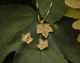 Sieradenset esdoornblad – 18 kt verguld sterlingzilver, delicate botanische oorbellen en hanger, natuurcadeau