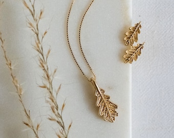 Gouden eikenblad sieradenset – oorbellen en hanger, 18 kt verguld sterlingzilver, botanisch minimalistisch cadeau voor haar