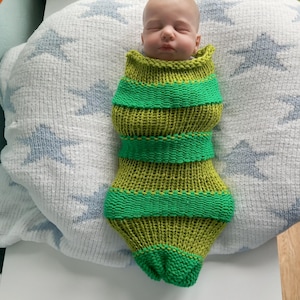 Puede incluir: Un juego de tres tazas de cerámica con acabado moteado y mate. Las tazas son de color crema, gris claro y gris oscuro. Cada taza tiene un diseño simple y minimalista.