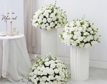 Decoración del pasillo nupcial con rosas blancas: Arreglo floral de seda con pedestales.