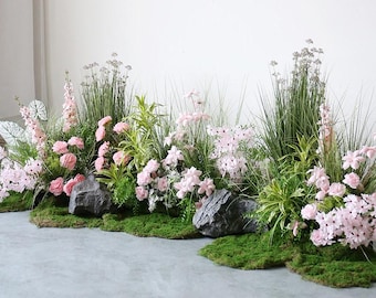 Gazonopstelling kunstbloem, decoratie roze bloem, gangpad bruiloft, achtergrond in tuinstijl, bloemendisplay op basis van mos, rekwisieten voor evenementen