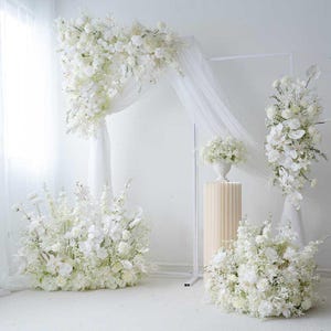 Composition florale d&#39;arche de mariage en soie blanche de luxe : décoration de cérémonie et de réception