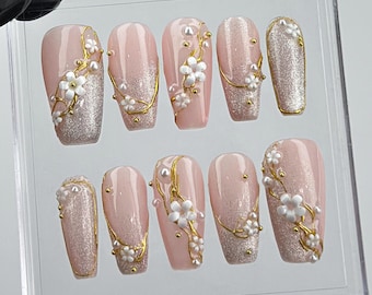 Presse acrylique rose clair sur les ongles avec un motif fleurs de cerisier argenté - Nail art élégant, presse acrylique unique sur les ongles, faux ongles