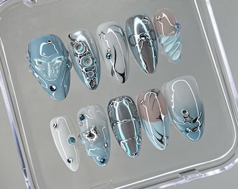 Futuristic Blue Chrome Press On Nails, Trendy Blue and Silver Press On Nails, Joli noeud argenté sur les faux ongles, Ongles de l'an 2000 et Ongles de printemps