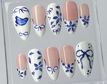 Presse-ongles en céramique bleue, décorations d'ongles en porcelaine peinte à la main, Presse-ongles inspiré des faïences de Delft, Set d'ongles vintage bleu et blanc, Clou en céramique