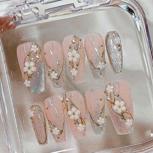 Hellrosa Acrylpresse auf den Nägeln mit silbernem Kirschblüten-Design, elegante Nailart, einzigartige Acrylpresse auf den Nägeln, künstliche Nägel, Press On