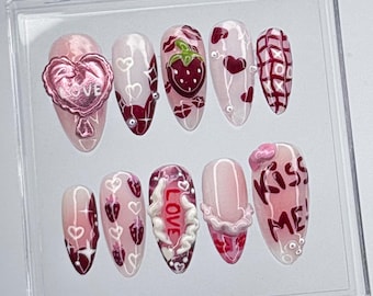 Uñas postizas para San Valentín, diseño de amor en rosa y rojo con corazones en las uñas de San Valentín, arte de uñas con globos y fresas en 3D, San Valentín
