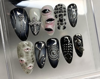 Uñas postizas de inspiración gótica, uñas góticas de almendra azul oscuro, uñas de gel 3D con motivo de ojos, uñas pintadas a mano misteriosas de Halloween, uñas postizas