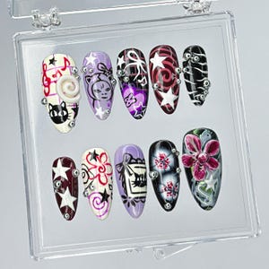Uñas postizas artísticas largas, diseños góticos en 3D con gatos, flores y estrellas, uñas postizas góticas - Arte de uñas artístico en negro y morado