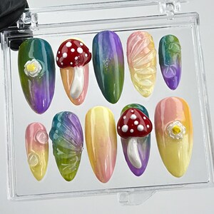 Unhas postiças com cogumelo vermelho, unhas postiças com pingente de flor, arte de unha ombré vibrante - ousada e atraente em unhas postiças, presente para ela