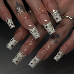 Luxe witte French Tip persnagels met parels en strassteentjes, elegante bruiloftnagelset, bruiloftnagels, klassieke nagels, Y2k-nagels