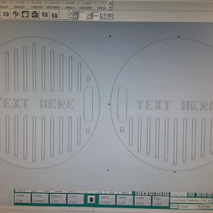 K&ouml;nnte beinhalten: Zwei schwarze und wei&szlig;e kreisf&ouml;rmige Designs mit einem Gittermuster und dem Text "TEXT HERE" in der Mitte.