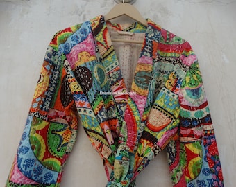 Può includere: Una vestaglia colorata in stile patchwork con chiusura a nodo. La vestaglia è realizzata in cotone e presenta una varietà di colori vivaci e motivi, tra cui rosso, arancione, giallo, verde, blu e viola. La vestaglia è decorata con cuciture e ricami intricati.
