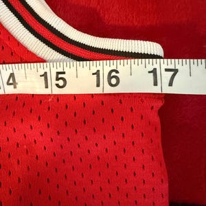 Vintage 90s Nike Chicago Bulls Michael Jordan #23 Basketball Jersey NBA - Size M +2 Length (17x22) image 8
