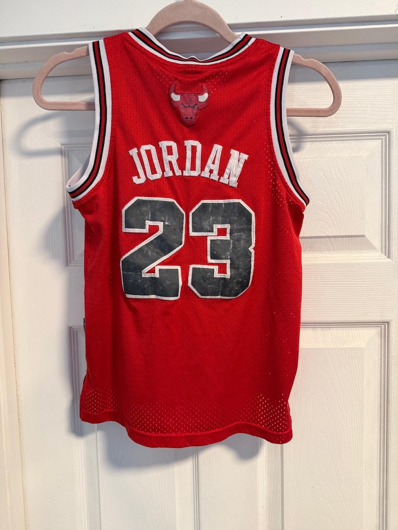 Vintage 90s Nike Chicago Bulls Michael Jordan #23 Basketball Jersey NBA - Size M +2 Length (17x22) image 6