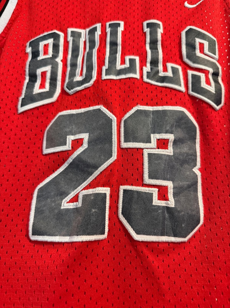 Vintage 90s Nike Chicago Bulls Michael Jordan #23 Basketball Jersey NBA - Size M +2 Length (17x22) image 5