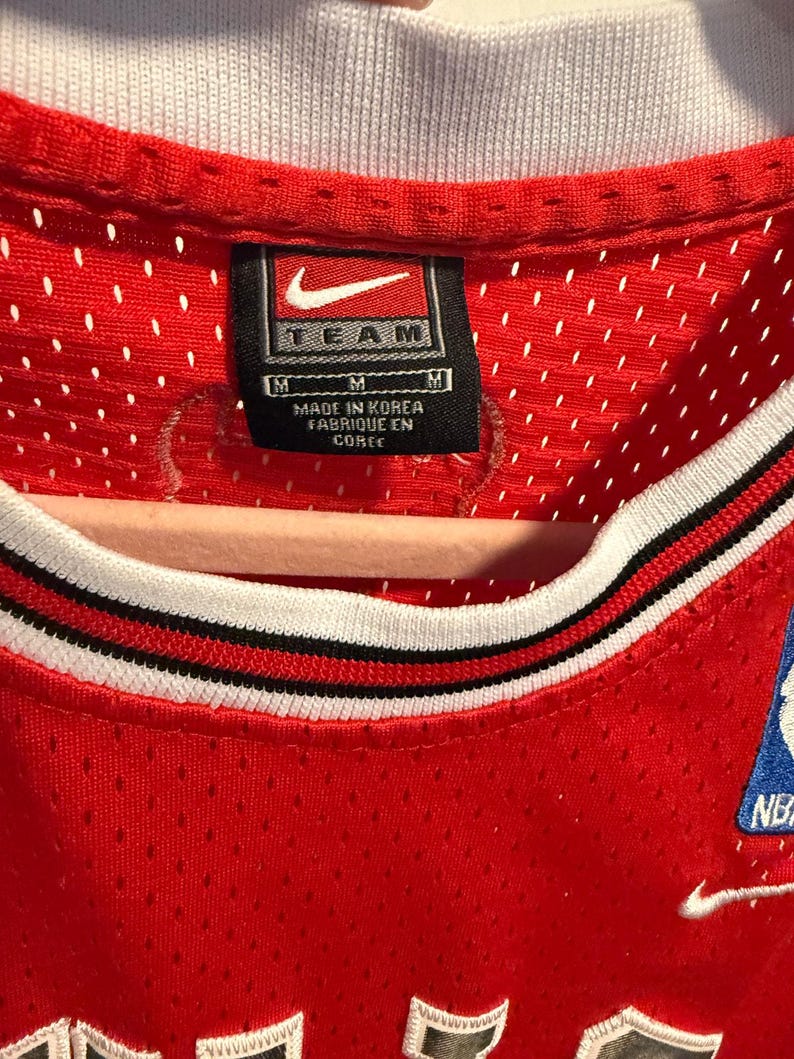 Vintage 90s Nike Chicago Bulls Michael Jordan #23 Basketball Jersey NBA - Size M +2 Length (17x22) image 4