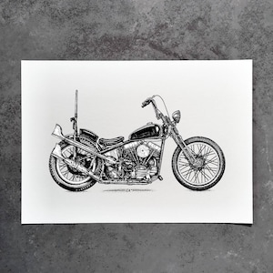 Puede incluir: Dibujo en blanco y negro de una motocicleta personalizada con un tubo de escape largo y recto. La motocicleta tiene una rueda delantera grande y redonda y una rueda trasera redonda más pequeña.