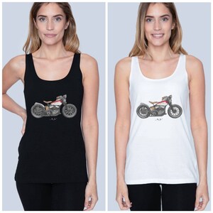 Puede incluir: Dos camisetas de tirantes para mujer con un gráfico de motocicleta vintage impreso en la parte delantera. La camiseta de tirantes de la izquierda es negra y la camiseta de tirantes de la derecha es blanca.