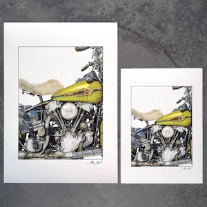 Puede incluir: Dos impresiones enmarcadas de un motor de motocicleta vintage. La motocicleta es amarilla con detalles negros. Las impresiones están en papel blanco con un marco blanco.
