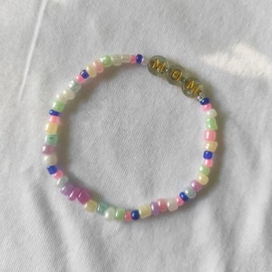 Mom Perlenarmand Rocailles Perlen, Buchstaben Perlenarmand, Mama Perlenarmand, Geschenk für Mama, süßes Mama Armband, personalisierbar