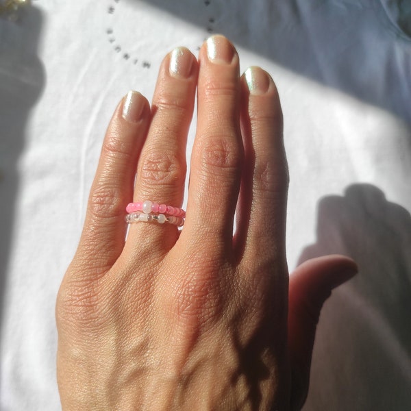 Zarter Perlenring rosa Glasperlen, hübscher Perlenring einfarbig, Geschenk für Mama, schönes Muttertagsgeschenk, Fingerring Perlen, Schmuck