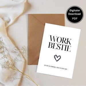 Könnte beinhalten: Eine weiße Karte mit den Worten "WORK BESTIE" in Schwarz, einem handgezeichneten Herzen und deutschem Text. Ein brauner Umschlag und ein Zweig getrockneter Blumen befinden sich hinter der Karte. Ein schwarzer Kreis mit weißem Text lautet "Digitaler Download PDF".