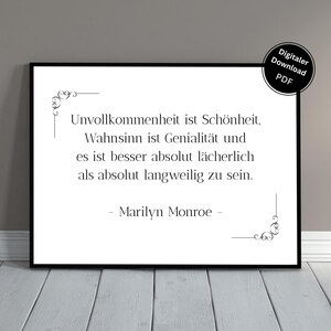 Peut inclure: Impression encadrée avec un cadre noir, affichant une citation en allemand de Marilyn Monroe. Le texte blanc est centré sur un fond blanc. Des ornements décoratifs sont présents aux coins. Un autocollant 'Digitaler Download PDF' est en haut à droite.