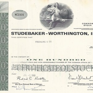 Könnte beinhalten: Ein altes Aktienzertifikat für 100 Aktien der Studebaker-Worthington, Inc. Stammaktien. Das Zertifikat ist datiert auf den 1. Juli 1968 und von dem Präsidenten und dem Sekretär der Gesellschaft unterzeichnet. Das Zertifikat ist in gutem Zustand und hat einen grünen Rand.