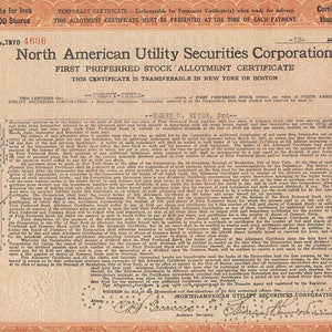Könnte beinhalten: Ein altes Aktienzertifikat der North American Utility Securities Corporation vom 1. Januar 1923 für Vorzugsaktien der ersten Klasse. Das Zertifikat ist für 88 Aktien und ist in New York oder Boston übertragbar.